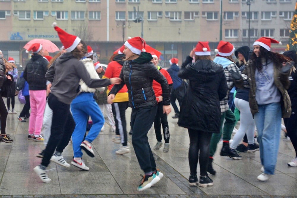 Pobiegli, aby spełnić marzenie małego Olafka! Na rynku w Nowym Bytomiu odbył się charytatywny "Bieg Mikołajów", z którego dochód przeznaczony zostanie na zakup autka akumulatorowego dla pięciolatka chorego na ostrą białaczkę szpikową.

fot. Jacek Knapik / UM Ruda Śląska
