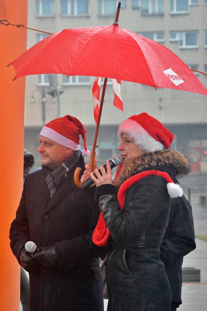 Pobiegli, aby spełnić marzenie małego Olafka! Na rynku w Nowym Bytomiu odbył się charytatywny "Bieg Mikołajów", z którego dochód przeznaczony zostanie na zakup autka akumulatorowego dla pięciolatka chorego na ostrą białaczkę szpikową.

fot. Jacek Knapik / UM Ruda Śląska