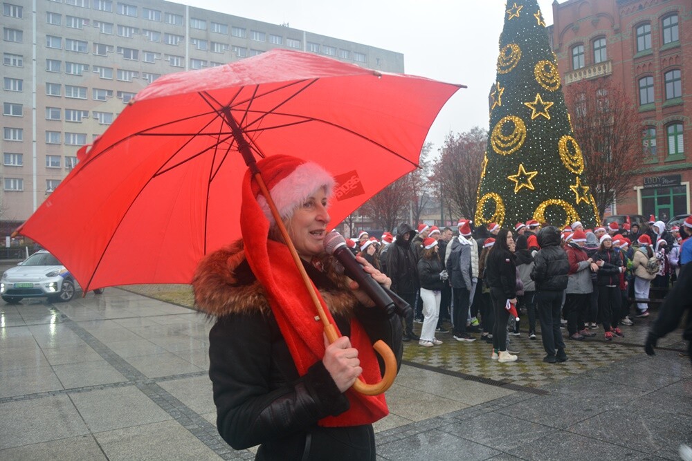 Pobiegli, aby spełnić marzenie małego Olafka! Na rynku w Nowym Bytomiu odbył się charytatywny "Bieg Mikołajów", z którego dochód przeznaczony zostanie na zakup autka akumulatorowego dla pięciolatka chorego na ostrą białaczkę szpikową.

fot. Jacek Knapik / UM Ruda Śląska