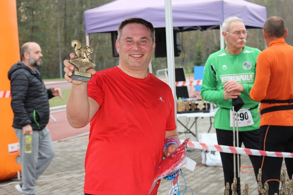Ostatni w tym roku "Bieg Wiewiórki" za nami! Wczoraj biegacze i miłośnicy nordic walking po raz ostatni pobiegli z wiewiórką w halembskim lesie. Za przynajmniej siedem ukończonych biegów w tegorocznym cyklu otrzymali pamiątkowe statuetki z wizerunkiem wiewiórki.