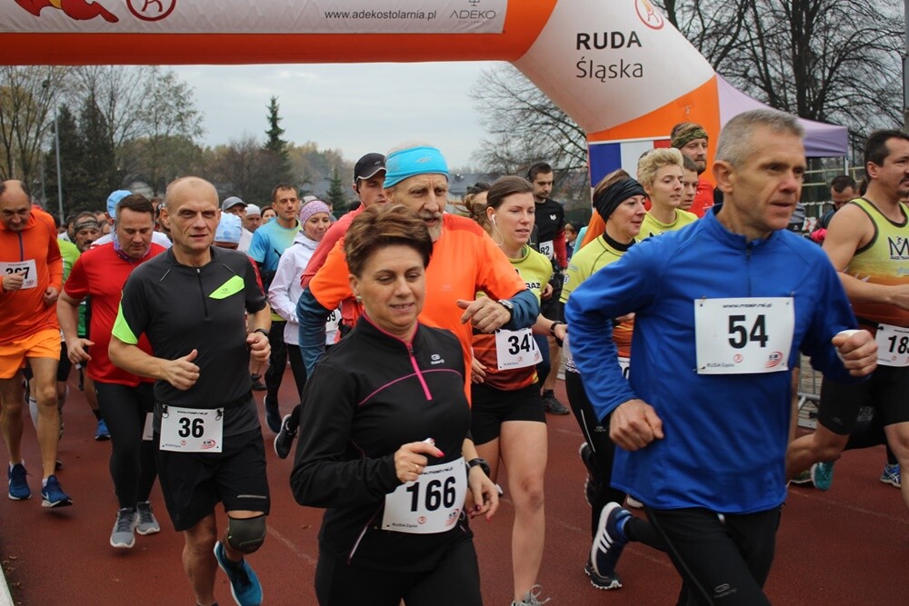Ostatni w tym roku "Bieg Wiewiórki" za nami! Wczoraj biegacze i miłośnicy nordic walking po raz ostatni pobiegli z wiewiórką w halembskim lesie. Za przynajmniej siedem ukończonych biegów w tegorocznym cyklu otrzymali pamiątkowe statuetki z wizerunkiem wiewiórki.