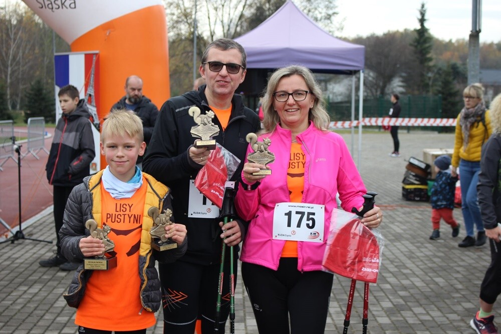Ostatni w tym roku "Bieg Wiewiórki" za nami! Wczoraj biegacze i miłośnicy nordic walking po raz ostatni pobiegli z wiewiórką w halembskim lesie. Za przynajmniej siedem ukończonych biegów w tegorocznym cyklu otrzymali pamiątkowe statuetki z wizerunkiem wiewiórki.