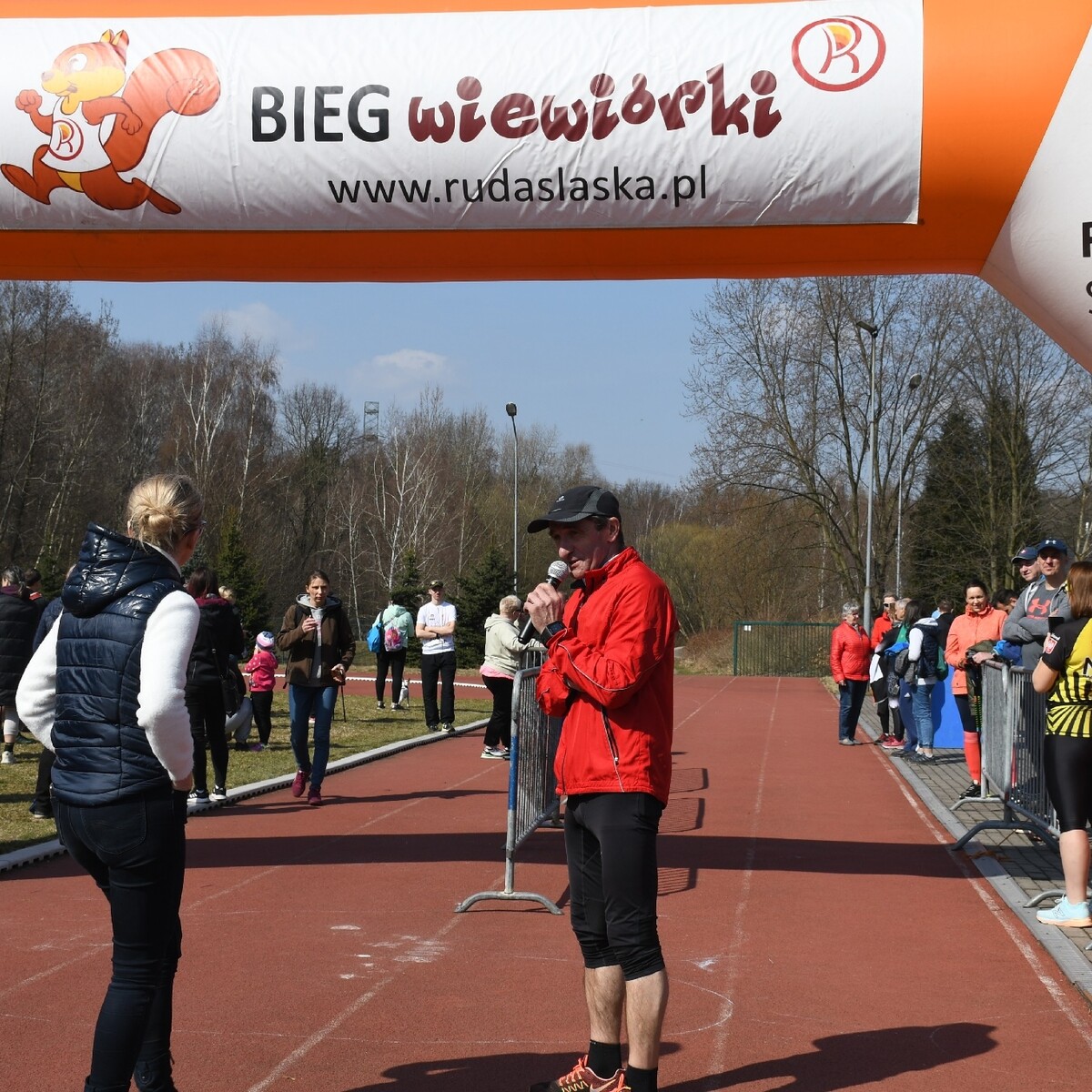 Dzisiaj w Rudzie Śląskiej ruszył siódmy cykl "Biegu Wiewiórki". Tradycyjnie bieg organizowany jest na bieżni Szkoły Podstawowej Sportowej nr 15 oraz w halembskim lesie.

fot. Jacek Knapik