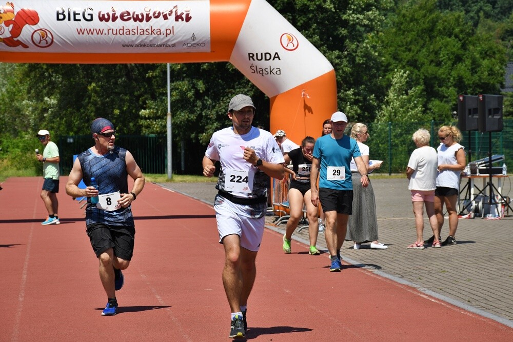 Niedzielna rywalizacja sportowa była poświęcona śp. prezydent Grażynie Dziedzic, która była inicjatorem organizacji Biegu Wiewiórki. 

fot. Jacek Knapik
