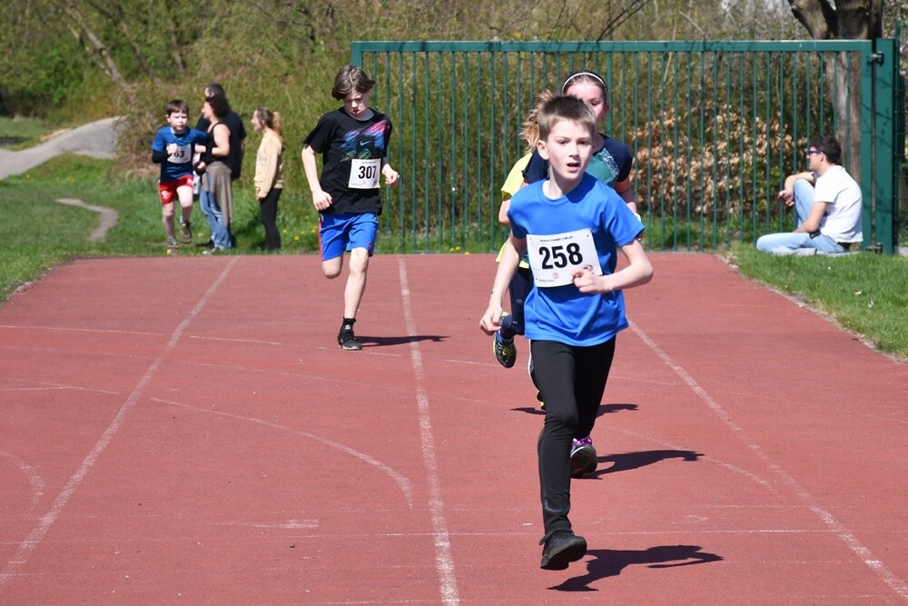 Zapaleni biegacze i miłośnicy nordic walking w  promieniach kwietniowego słońca znowu pobiegli z wiewiórką! W halembskim lesie odbył się drugi w tym roku "Bieg Wiewiórki", podczas którego swoje siły sprawdzili starsi i młodsi sportowcy. Nie zabrakło również dzieci.

fot. Jacek Knapik