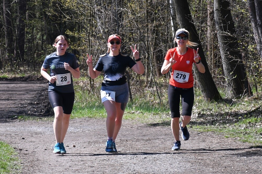 Zapaleni biegacze i miłośnicy nordic walking w  promieniach kwietniowego słońca znowu pobiegli z wiewiórką! W halembskim lesie odbył się drugi w tym roku "Bieg Wiewiórki", podczas którego swoje siły sprawdzili starsi i młodsi sportowcy. Nie zabrakło również dzieci.

fot. Jacek Knapik