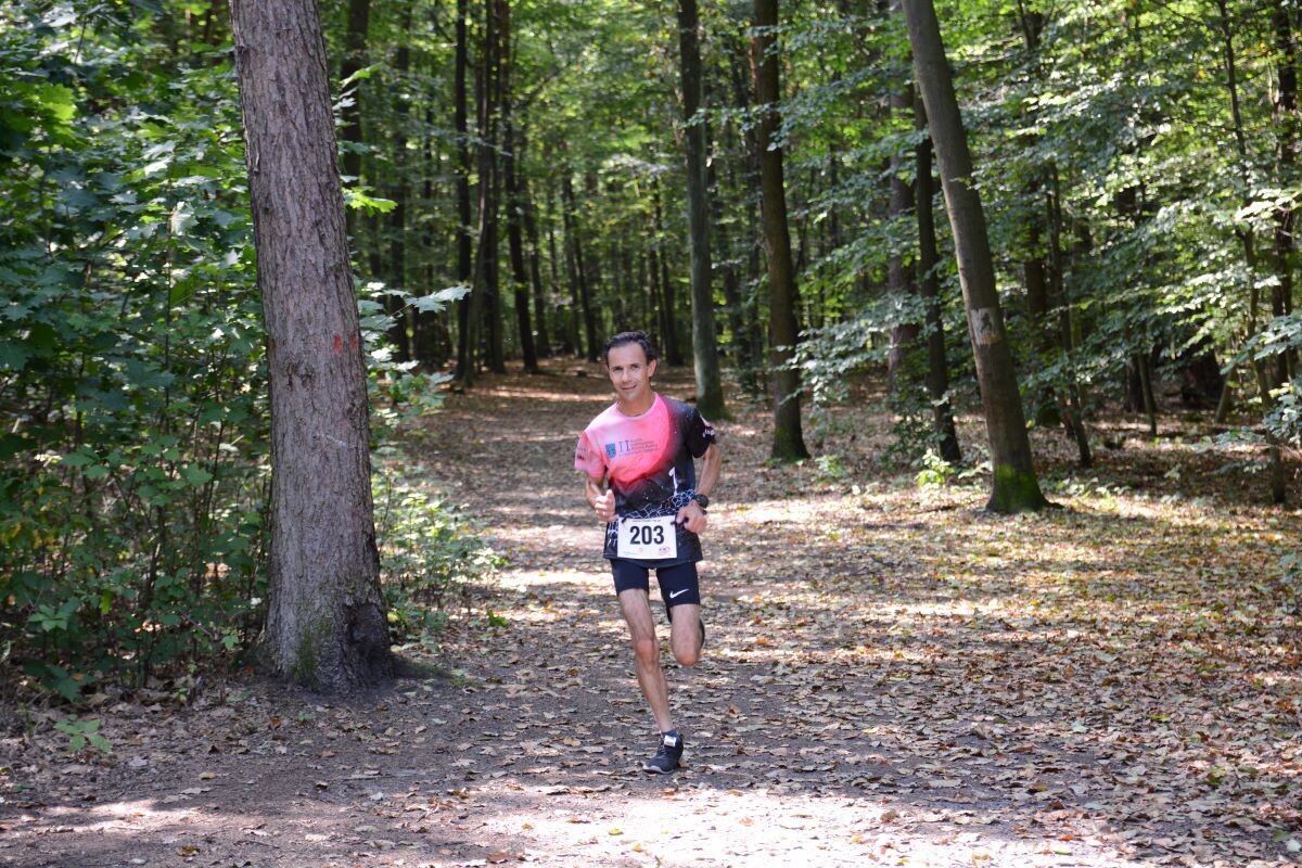 Odbyła się sierpniowa edycja Biegu Wiewiórki! W sobotę 24 sierpnia 2024 roku  wszyscy chętni tradycyjnie zebrali się przy Szkole Podstawowej Sportowej nr 15 przy ul. Energetyków 15, aby wziąć udział w zawodach biegowych. / fot. Marek Faber