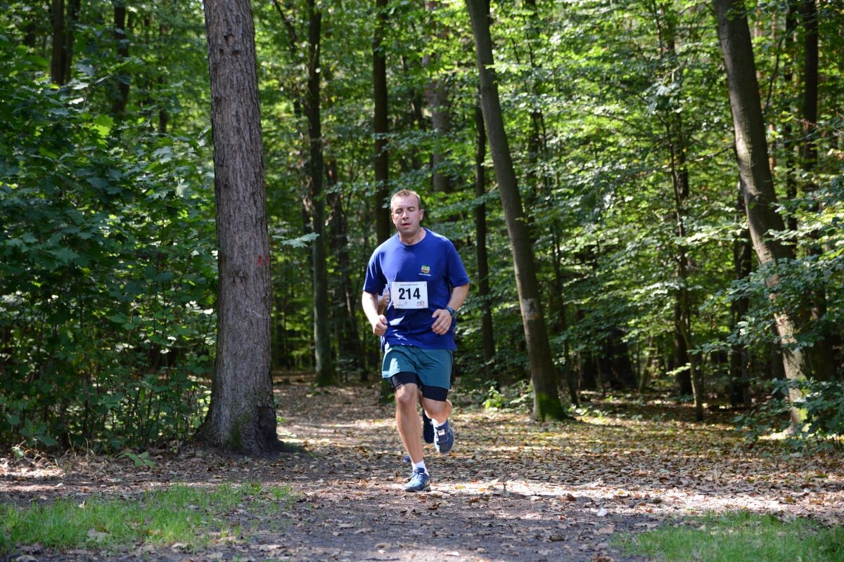Odbyła się sierpniowa edycja Biegu Wiewiórki! W sobotę 24 sierpnia 2024 roku  wszyscy chętni tradycyjnie zebrali się przy Szkole Podstawowej Sportowej nr 15 przy ul. Energetyków 15, aby wziąć udział w zawodach biegowych. / fot. Marek Faber
