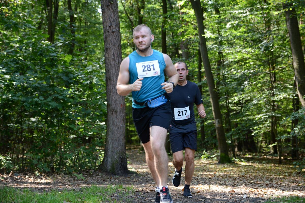 Odbyła się sierpniowa edycja Biegu Wiewiórki! W sobotę 24 sierpnia 2024 roku  wszyscy chętni tradycyjnie zebrali się przy Szkole Podstawowej Sportowej nr 15 przy ul. Energetyków 15, aby wziąć udział w zawodach biegowych. / fot. Marek Faber
