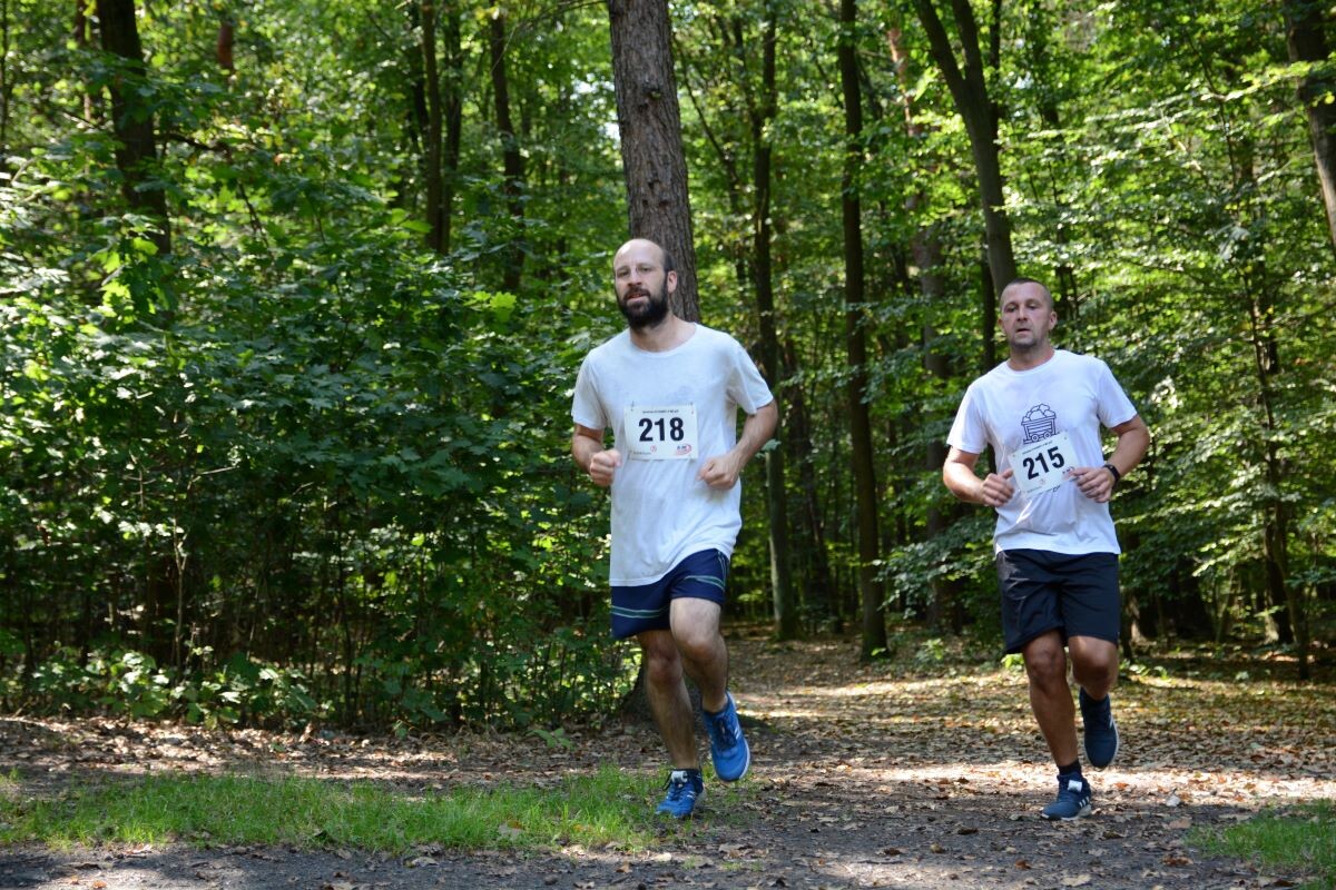 Odbyła się sierpniowa edycja Biegu Wiewiórki! W sobotę 24 sierpnia 2024 roku  wszyscy chętni tradycyjnie zebrali się przy Szkole Podstawowej Sportowej nr 15 przy ul. Energetyków 15, aby wziąć udział w zawodach biegowych. / fot. Marek Faber