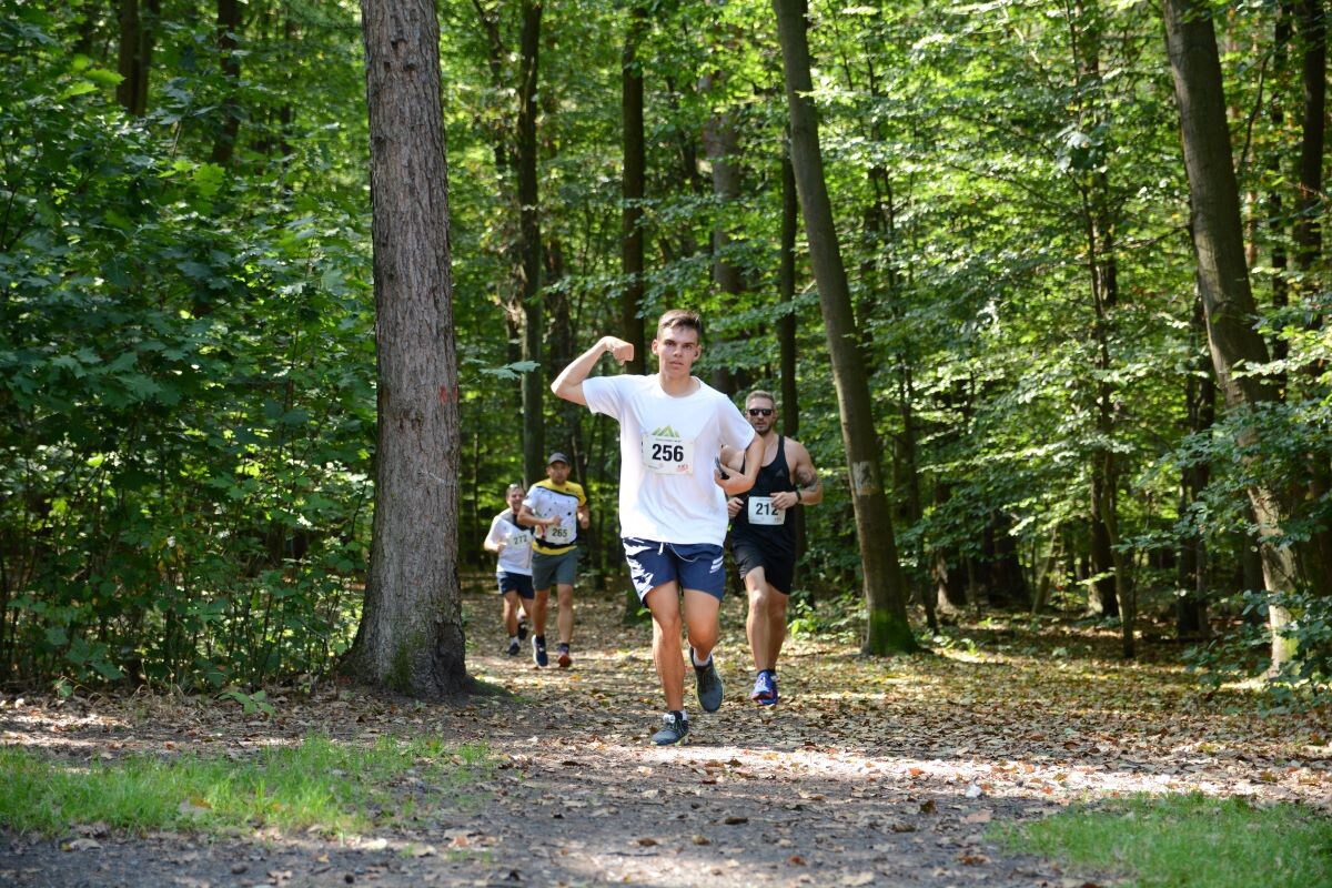 Odbyła się sierpniowa edycja Biegu Wiewiórki! W sobotę 24 sierpnia 2024 roku  wszyscy chętni tradycyjnie zebrali się przy Szkole Podstawowej Sportowej nr 15 przy ul. Energetyków 15, aby wziąć udział w zawodach biegowych. / fot. Marek Faber