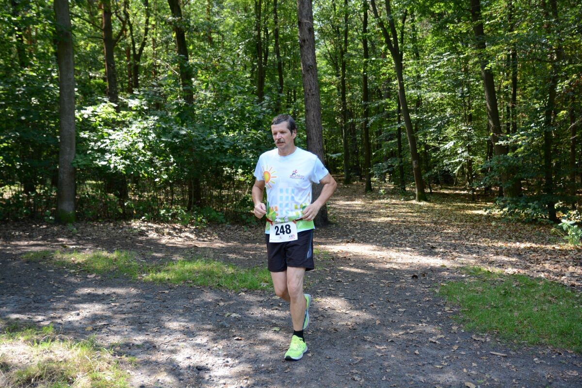 Odbyła się sierpniowa edycja Biegu Wiewiórki! W sobotę 24 sierpnia 2024 roku  wszyscy chętni tradycyjnie zebrali się przy Szkole Podstawowej Sportowej nr 15 przy ul. Energetyków 15, aby wziąć udział w zawodach biegowych. / fot. Marek Faber