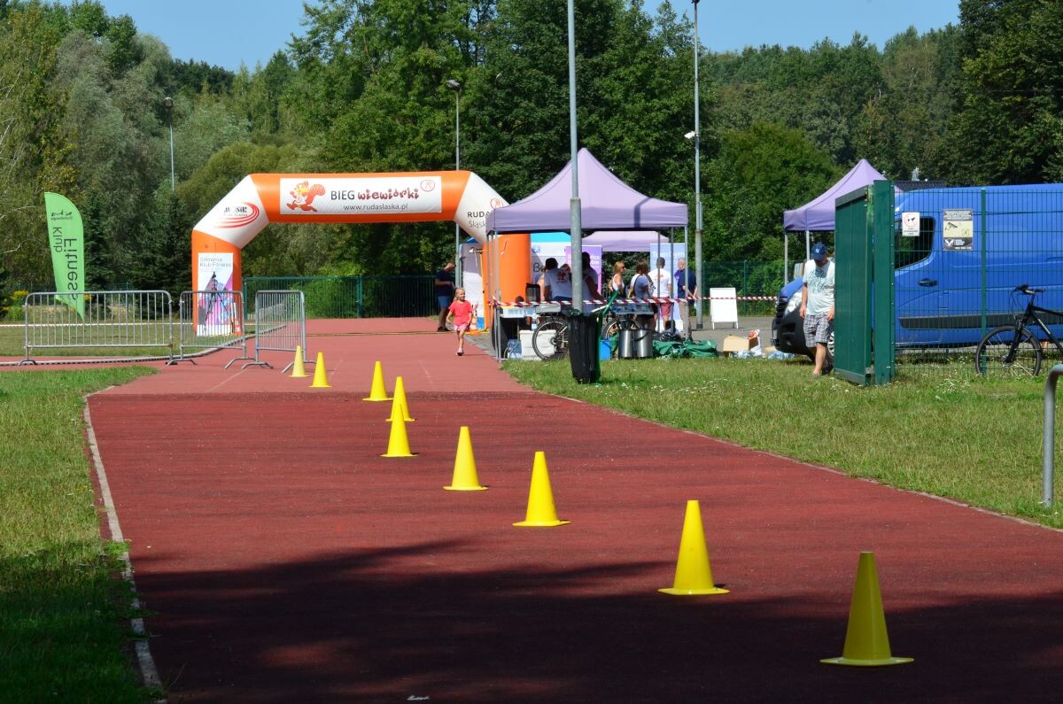 Odbyła się sierpniowa edycja Biegu Wiewiórki! W sobotę 24 sierpnia 2024 roku  wszyscy chętni tradycyjnie zebrali się przy Szkole Podstawowej Sportowej nr 15 przy ul. Energetyków 15, aby wziąć udział w zawodach biegowych. / fot. Marek Faber