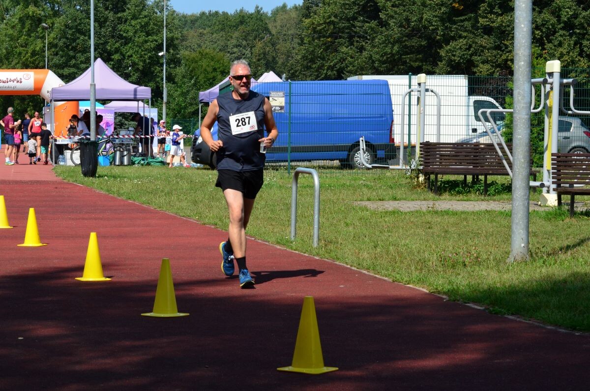 Odbyła się sierpniowa edycja Biegu Wiewiórki! W sobotę 24 sierpnia 2024 roku  wszyscy chętni tradycyjnie zebrali się przy Szkole Podstawowej Sportowej nr 15 przy ul. Energetyków 15, aby wziąć udział w zawodach biegowych. / fot. Marek Faber