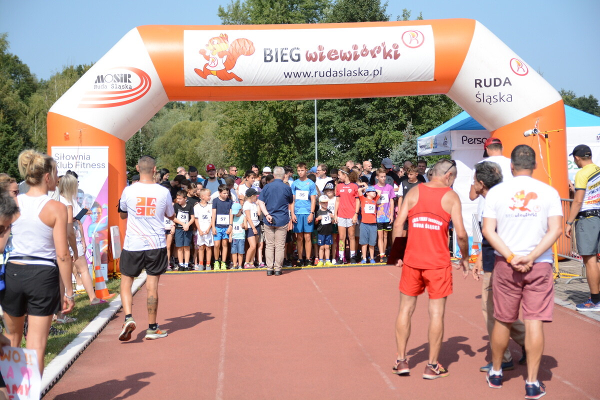 Odbyła się sierpniowa edycja Biegu Wiewiórki! W sobotę 24 sierpnia 2024 roku  wszyscy chętni tradycyjnie zebrali się przy Szkole Podstawowej Sportowej nr 15 przy ul. Energetyków 15, aby wziąć udział w zawodach biegowych. / fot. Marek Faber