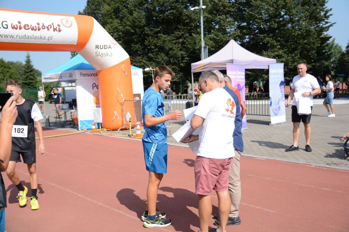 Odbyła się sierpniowa edycja Biegu Wiewiórki! W sobotę 24 sierpnia 2024 roku  wszyscy chętni tradycyjnie zebrali się przy Szkole Podstawowej Sportowej nr 15 przy ul. Energetyków 15, aby wziąć udział w zawodach biegowych. / fot. Marek Faber