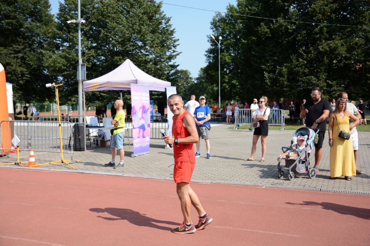 Odbyła się sierpniowa edycja Biegu Wiewiórki! W sobotę 24 sierpnia 2024 roku  wszyscy chętni tradycyjnie zebrali się przy Szkole Podstawowej Sportowej nr 15 przy ul. Energetyków 15, aby wziąć udział w zawodach biegowych. / fot. Marek Faber