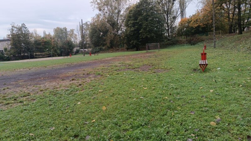 Boisko przy Szkole Podstawowej nr 8 wymaga remontu. Placówka walczy o niego od lat w BO