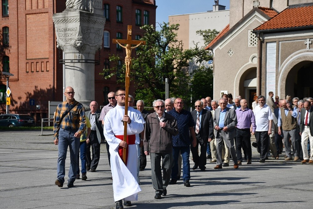 Ulicami wszystkich dzielnic naszego miasta przeszły dzisiaj procesje z okazji obchodów Uroczystości Najświętszego Ciała i Krwi Chrystusa.

fot. Jacek Knapik