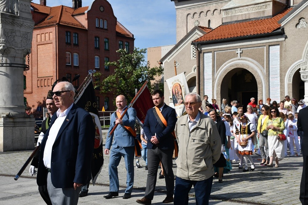 Ulicami wszystkich dzielnic naszego miasta przeszły dzisiaj procesje z okazji obchodów Uroczystości Najświętszego Ciała i Krwi Chrystusa.

fot. Jacek Knapik