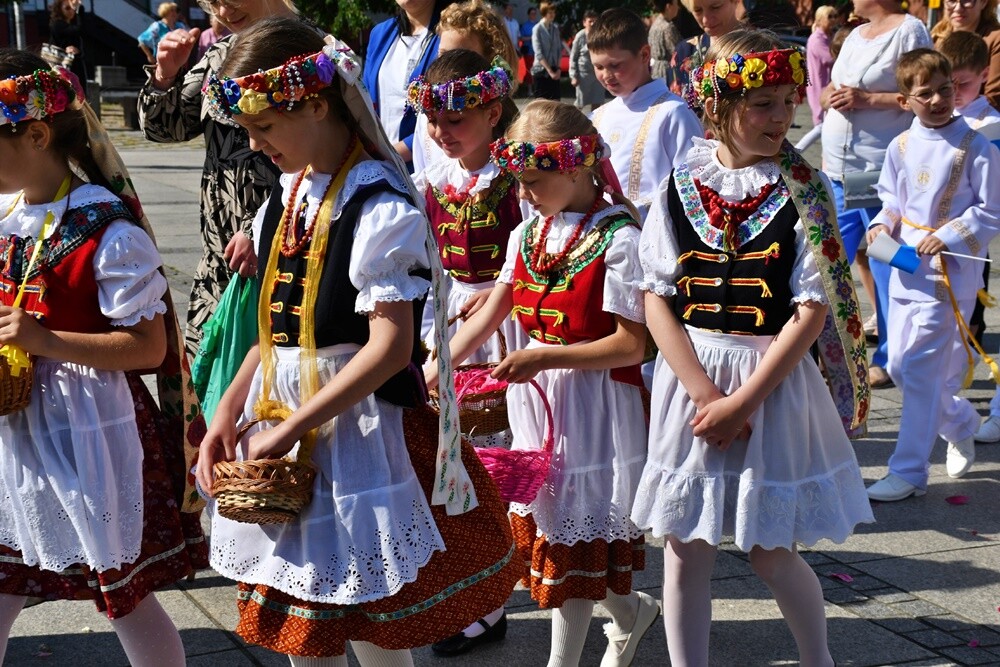 Ulicami wszystkich dzielnic naszego miasta przeszły dzisiaj procesje z okazji obchodów Uroczystości Najświętszego Ciała i Krwi Chrystusa.

fot. Jacek Knapik