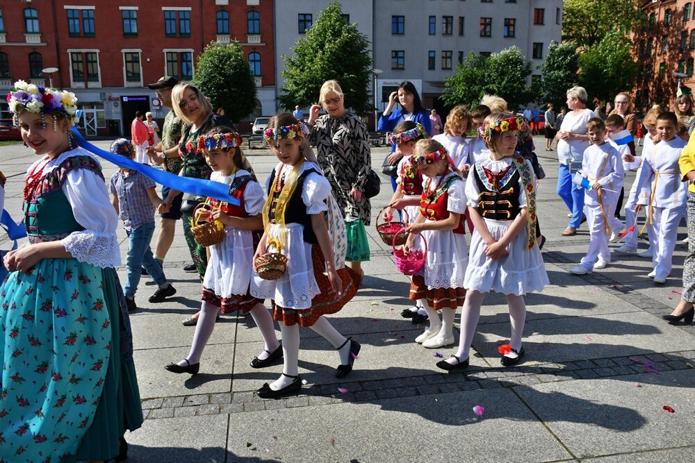 Ulicami wszystkich dzielnic naszego miasta przeszły dzisiaj procesje z okazji obchodów Uroczystości Najświętszego Ciała i Krwi Chrystusa.

fot. Jacek Knapik