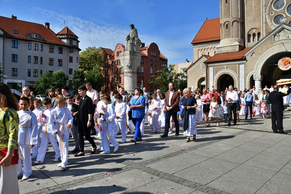 Ulicami wszystkich dzielnic naszego miasta przeszły dzisiaj procesje z okazji obchodów Uroczystości Najświętszego Ciała i Krwi Chrystusa.

fot. Jacek Knapik