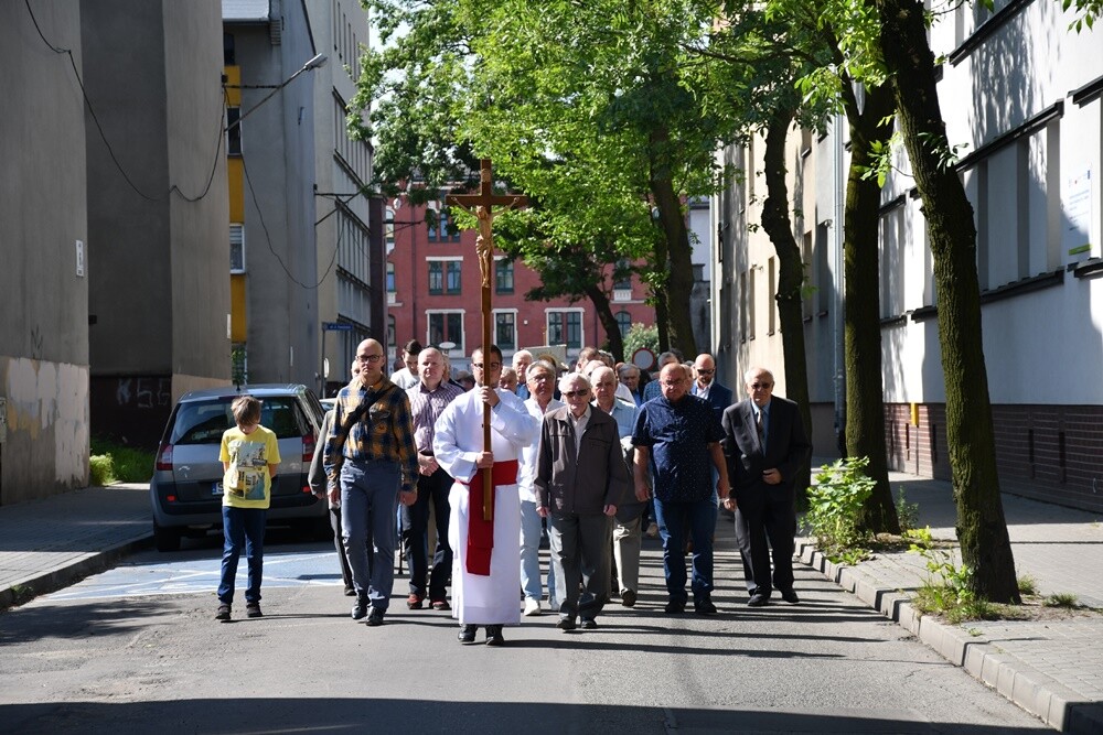 Ulicami wszystkich dzielnic naszego miasta przeszły dzisiaj procesje z okazji obchodów Uroczystości Najświętszego Ciała i Krwi Chrystusa.

fot. Jacek Knapik