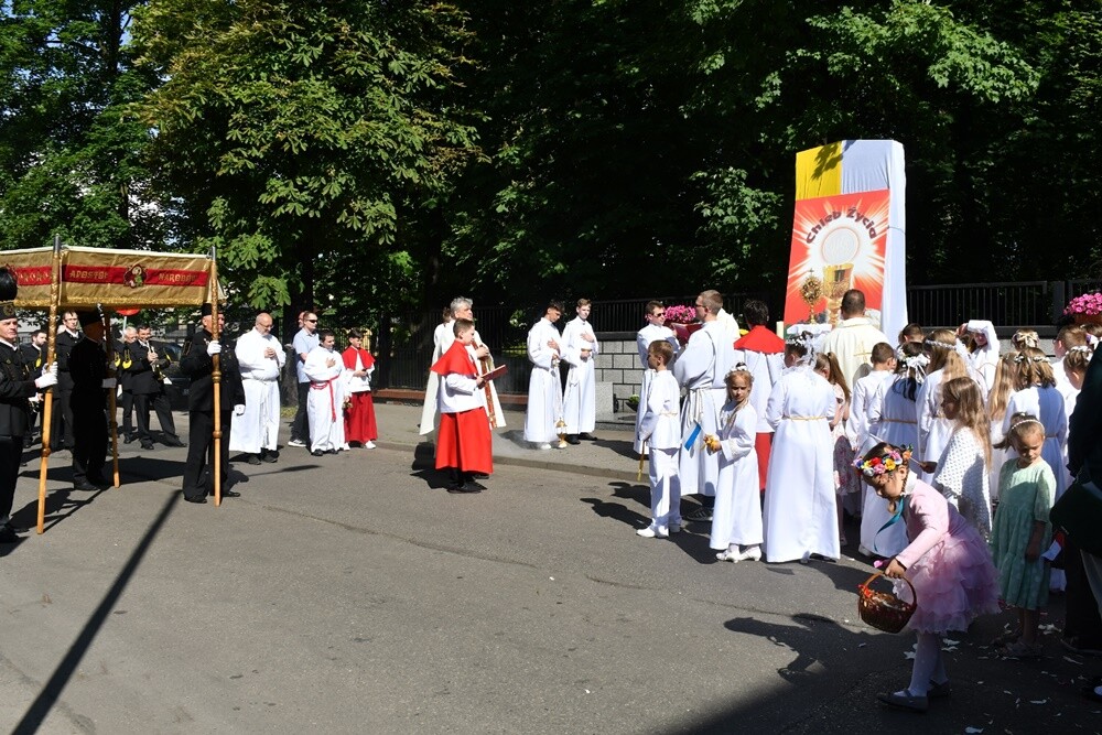 Ulicami wszystkich dzielnic naszego miasta przeszły dzisiaj procesje z okazji obchodów Uroczystości Najświętszego Ciała i Krwi Chrystusa.

fot. Jacek Knapik