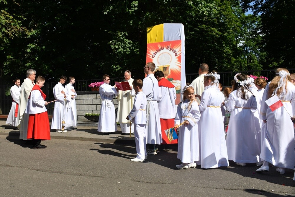Ulicami wszystkich dzielnic naszego miasta przeszły dzisiaj procesje z okazji obchodów Uroczystości Najświętszego Ciała i Krwi Chrystusa.

fot. Jacek Knapik
