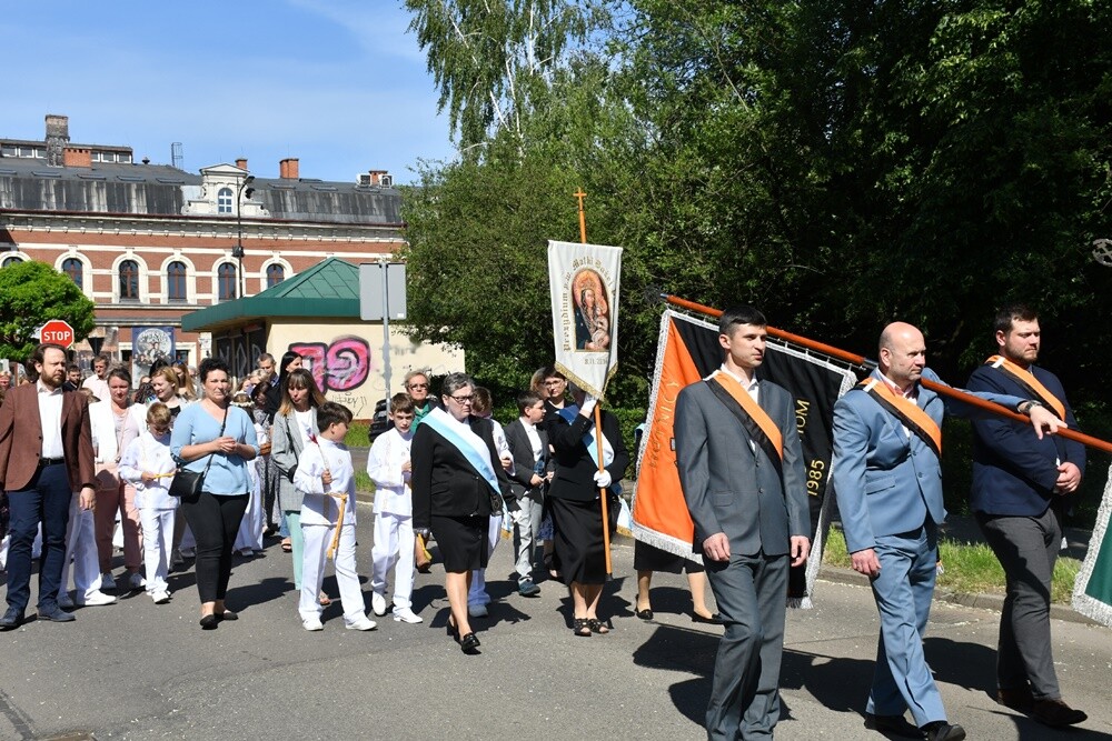 Ulicami wszystkich dzielnic naszego miasta przeszły dzisiaj procesje z okazji obchodów Uroczystości Najświętszego Ciała i Krwi Chrystusa.

fot. Jacek Knapik