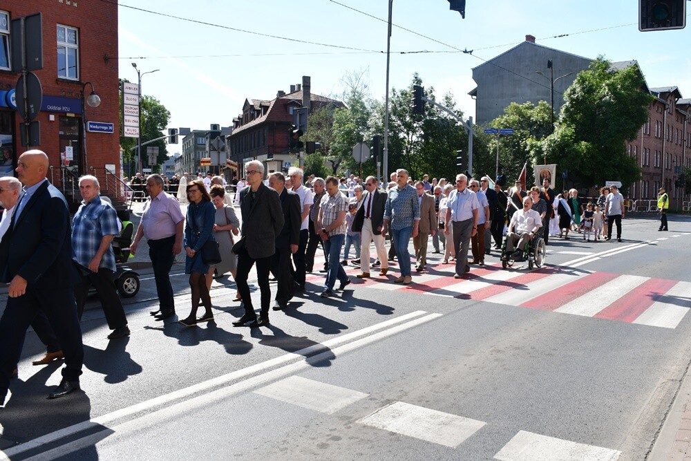 Ulicami wszystkich dzielnic naszego miasta przeszły dzisiaj procesje z okazji obchodów Uroczystości Najświętszego Ciała i Krwi Chrystusa.

fot. Jacek Knapik