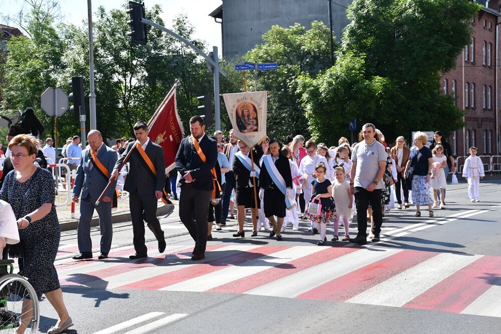 Ulicami wszystkich dzielnic naszego miasta przeszły dzisiaj procesje z okazji obchodów Uroczystości Najświętszego Ciała i Krwi Chrystusa.

fot. Jacek Knapik