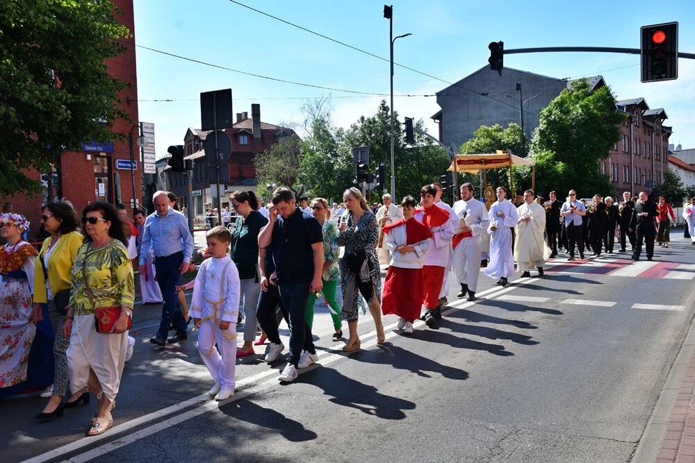 Ulicami wszystkich dzielnic naszego miasta przeszły dzisiaj procesje z okazji obchodów Uroczystości Najświętszego Ciała i Krwi Chrystusa.

fot. Jacek Knapik
