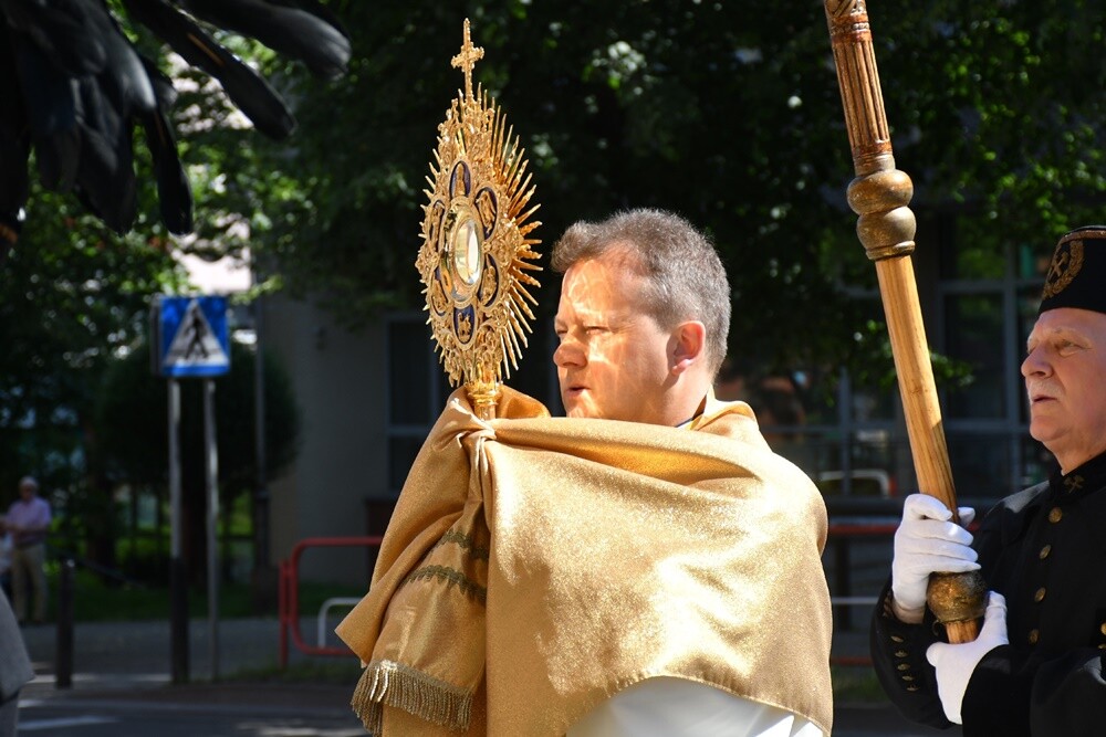 Ulicami wszystkich dzielnic naszego miasta przeszły dzisiaj procesje z okazji obchodów Uroczystości Najświętszego Ciała i Krwi Chrystusa.

fot. Jacek Knapik