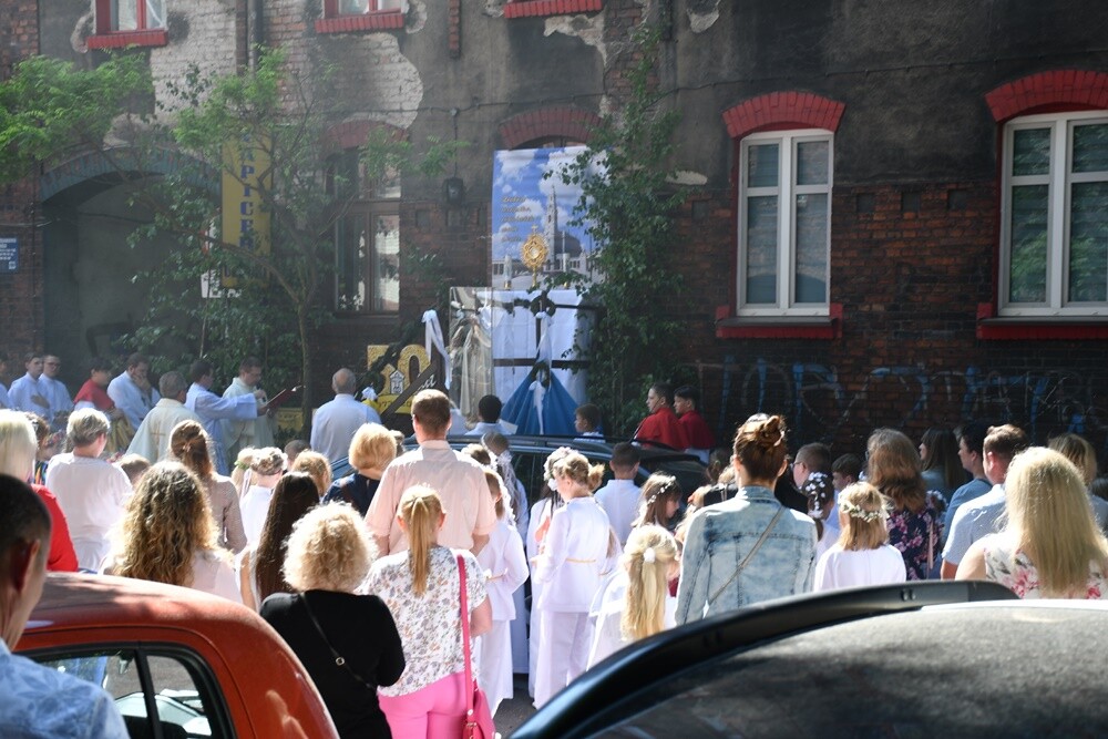 Ulicami wszystkich dzielnic naszego miasta przeszły dzisiaj procesje z okazji obchodów Uroczystości Najświętszego Ciała i Krwi Chrystusa.

fot. Jacek Knapik