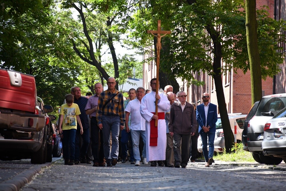 Ulicami wszystkich dzielnic naszego miasta przeszły dzisiaj procesje z okazji obchodów Uroczystości Najświętszego Ciała i Krwi Chrystusa.

fot. Jacek Knapik