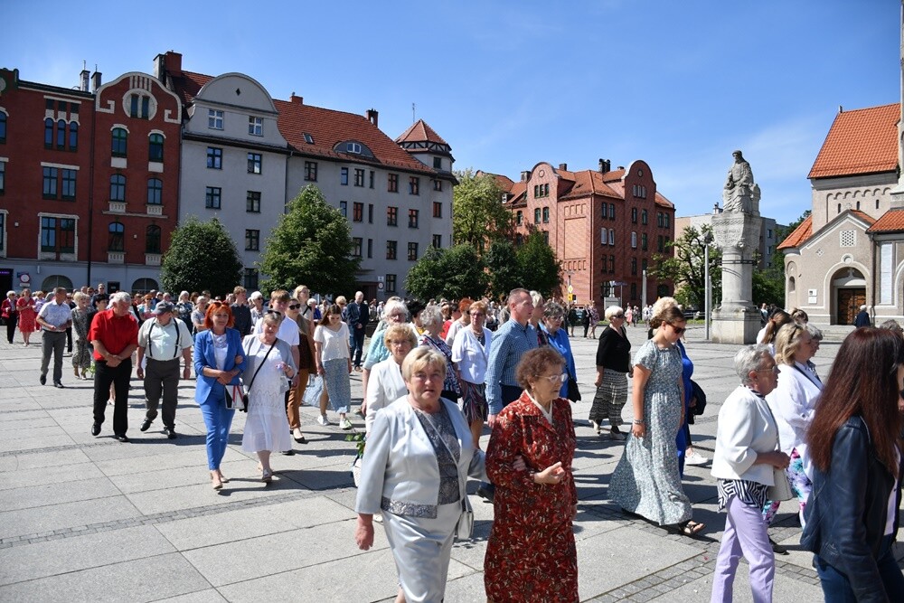 Ulicami wszystkich dzielnic naszego miasta przeszły dzisiaj procesje z okazji obchodów Uroczystości Najświętszego Ciała i Krwi Chrystusa.

fot. Jacek Knapik