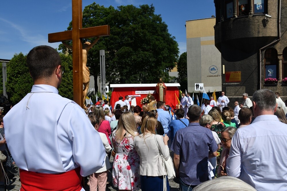 Ulicami wszystkich dzielnic naszego miasta przeszły dzisiaj procesje z okazji obchodów Uroczystości Najświętszego Ciała i Krwi Chrystusa.

fot. Jacek Knapik
