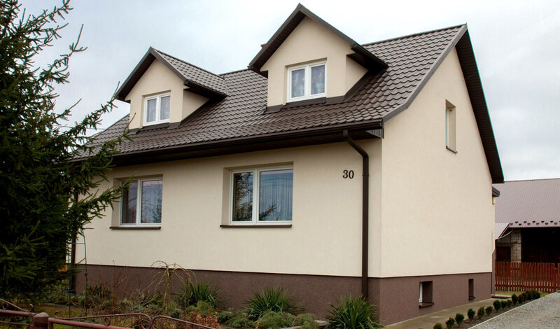 Brązowy dach i białe okna - jaka elewacja?