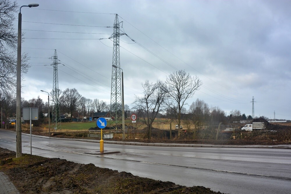 Prace na budowie czwartego etapu trasy N-S w Rudzie Śląskiej wrą! Jak zapowiadają rudzcy urzędnicy, jeżeli wszystko pójdzie zgodnie z planem, pod koniec 2023 roku będziemy mogli trasą N-S przejechać do ulicy Bielszowickiej i 1 Maja. Zobaczcie, jak postępują prace.

fot. Jacek Knapik