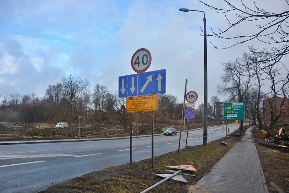 Prace na budowie czwartego etapu trasy N-S w Rudzie Śląskiej wrą! Jak zapowiadają rudzcy urzędnicy, jeżeli wszystko pójdzie zgodnie z planem, pod koniec 2023 roku będziemy mogli trasą N-S przejechać do ulicy Bielszowickiej i 1 Maja. Zobaczcie, jak postępują prace.

fot. Jacek Knapik