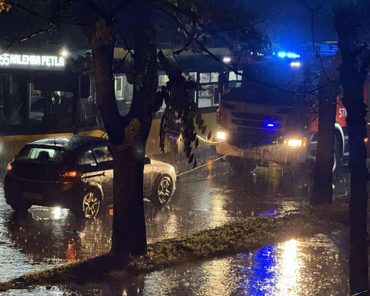 Strażacy z Rudy Śląskiej interweniowali wczoraj 13 razy po intensywnych opadach deszczu i silnym wietrze / fot. KM PSP / Marek Faber