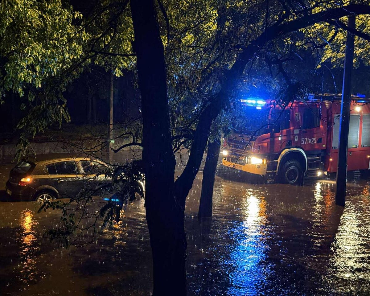 Strażacy z Rudy Śląskiej interweniowali wczoraj 13 razy po intensywnych opadach deszczu i silnym wietrze / fot. KM PSP / Marek Faber