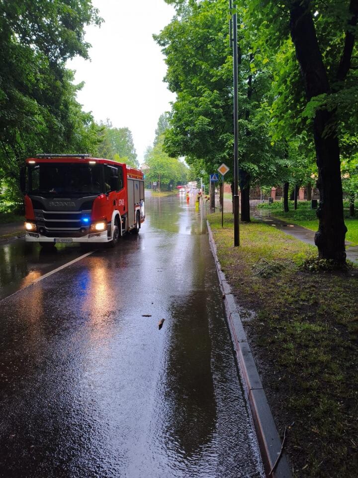 Strażacy z Rudy Śląskiej interweniowali wczoraj 13 razy po intensywnych opadach deszczu i silnym wietrze / fot. KM PSP / Marek Faber
