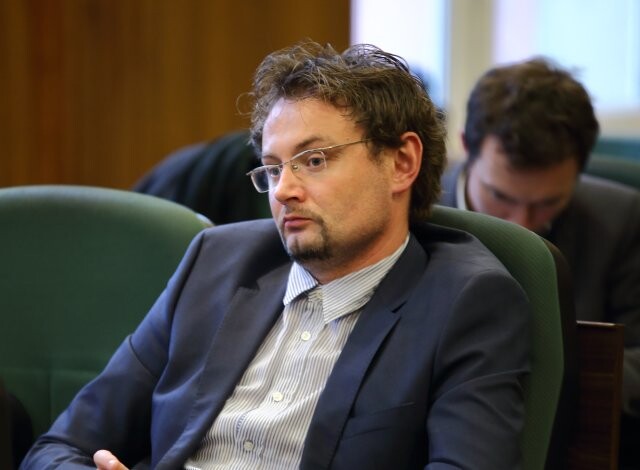 Bycie radnym to powinna być praca bez wynagrodzenia - radny Michał Wieczorek