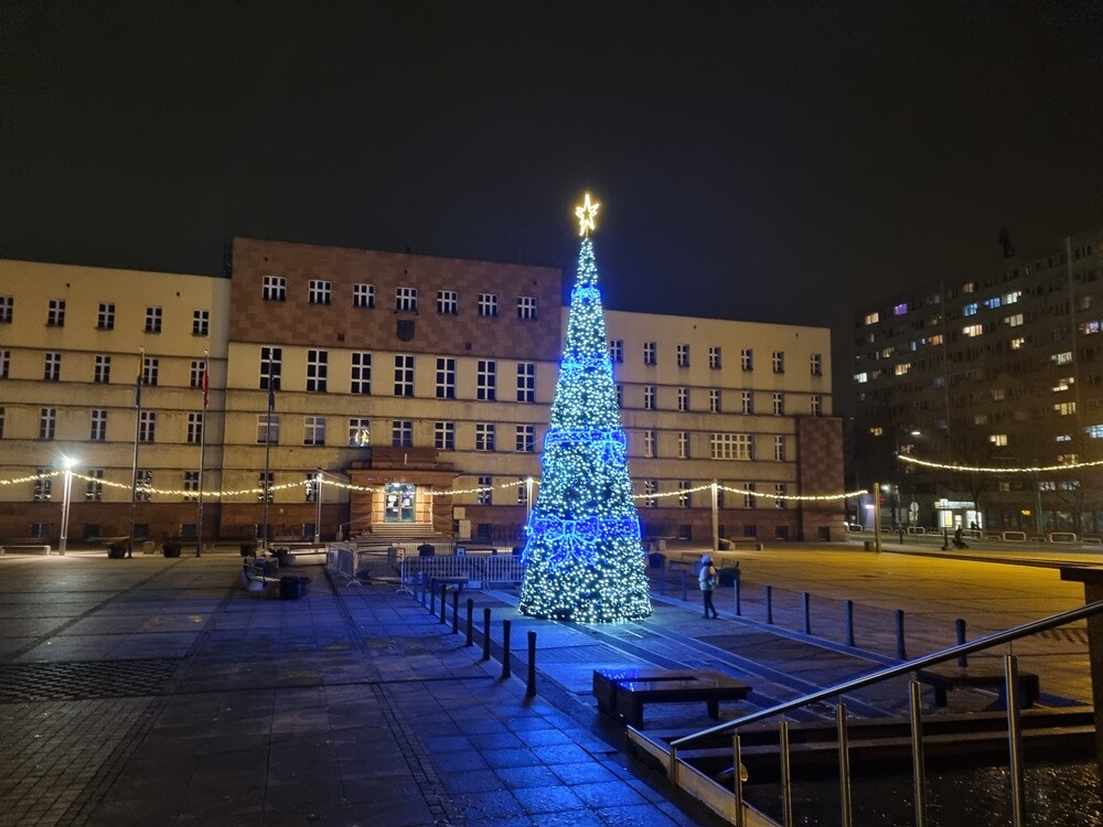 Kilka dni temu na rynku w Nowym Bytomiu stanęła choinka.