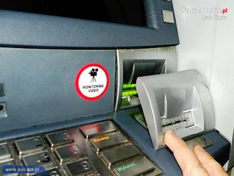 Co to jest skimming? Jak się przed nim ustrzec?