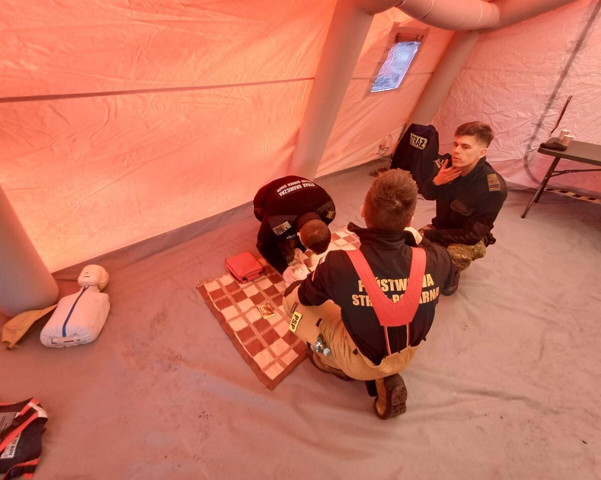 Ćwiczenia z ratownictwa lodowego odbyły się na stawie w Goduli. Policja, WOPR, Straż Miejska i inne służby doskonaliły techniki ratunkowe i prezentowały nowoczesny sprzęt / fot. KM PSP Ruda Śląska