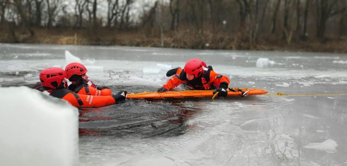 Ćwiczenia z ratownictwa lodowego odbyły się na stawie w Goduli. Policja, WOPR, Straż Miejska i inne służby doskonaliły techniki ratunkowe i prezentowały nowoczesny sprzęt / fot. KM PSP Ruda Śląska